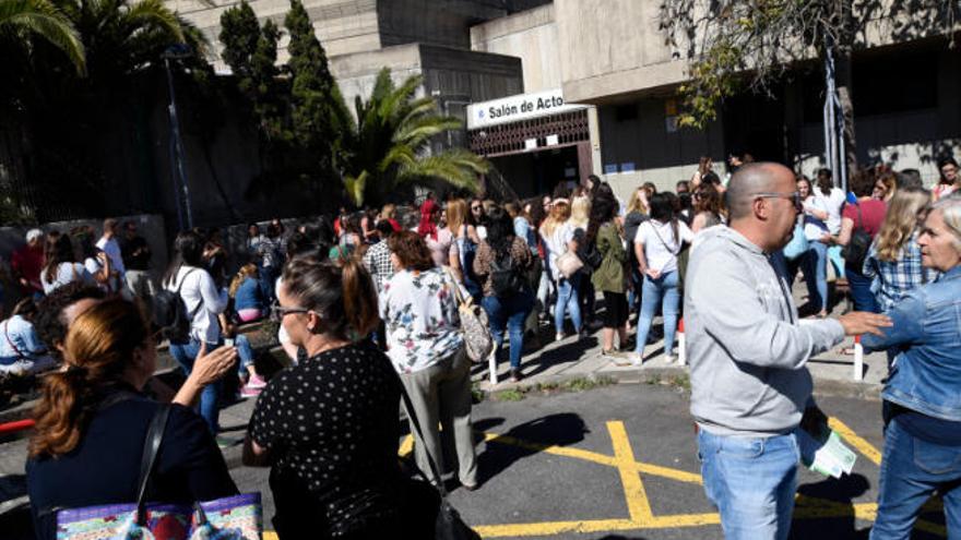 Imagen de una de las pruebas de las oposiciones al cuerpo de maestros celebrada en el IES La Laboral de La Laguna.