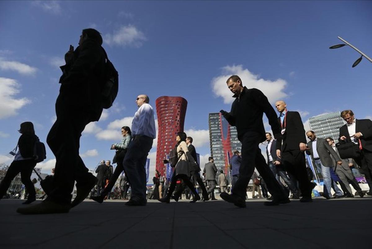 Diversos assistents, als accessos al Mobile World Congress de la Fira de Barcelona.