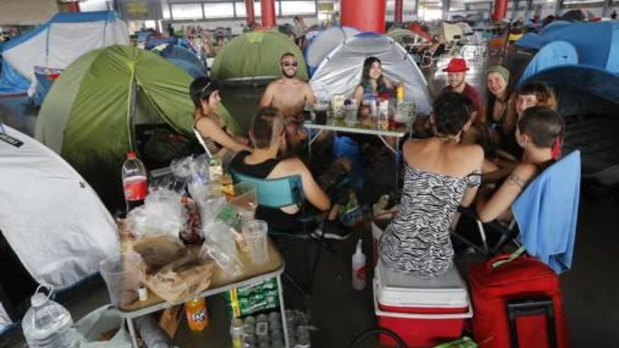 La acampada que se ha instalado en el pabellón de IFA.