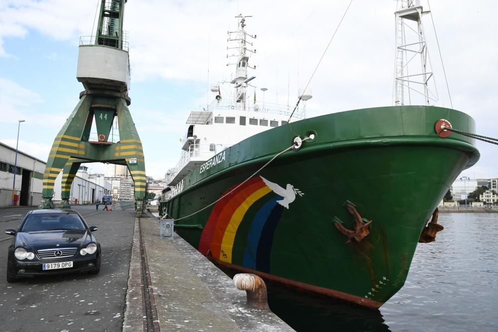 La organización ecologista atraca su barco 'Esperanza', en A Coruña, donde permanecerá atracado unos días para iniciar un recorrido por el Cantábrico bajo el lema 'Misión salvar el clima'.