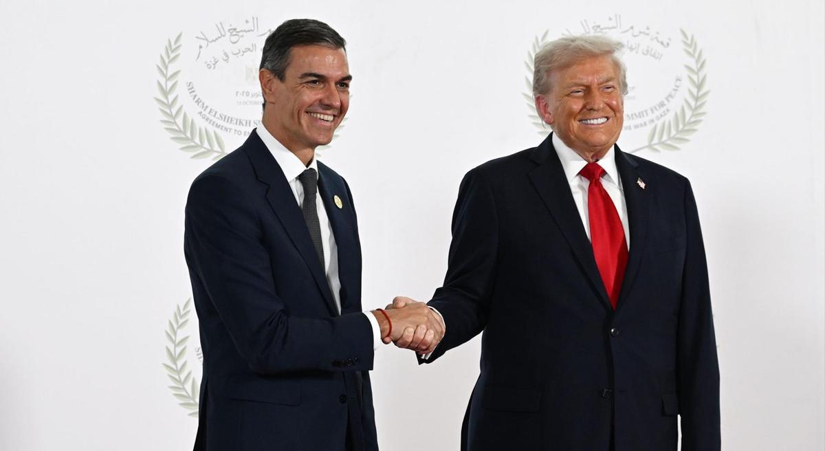 Sánchez saluda a Trump en la cumbre en Egipto sobre el plan de paz