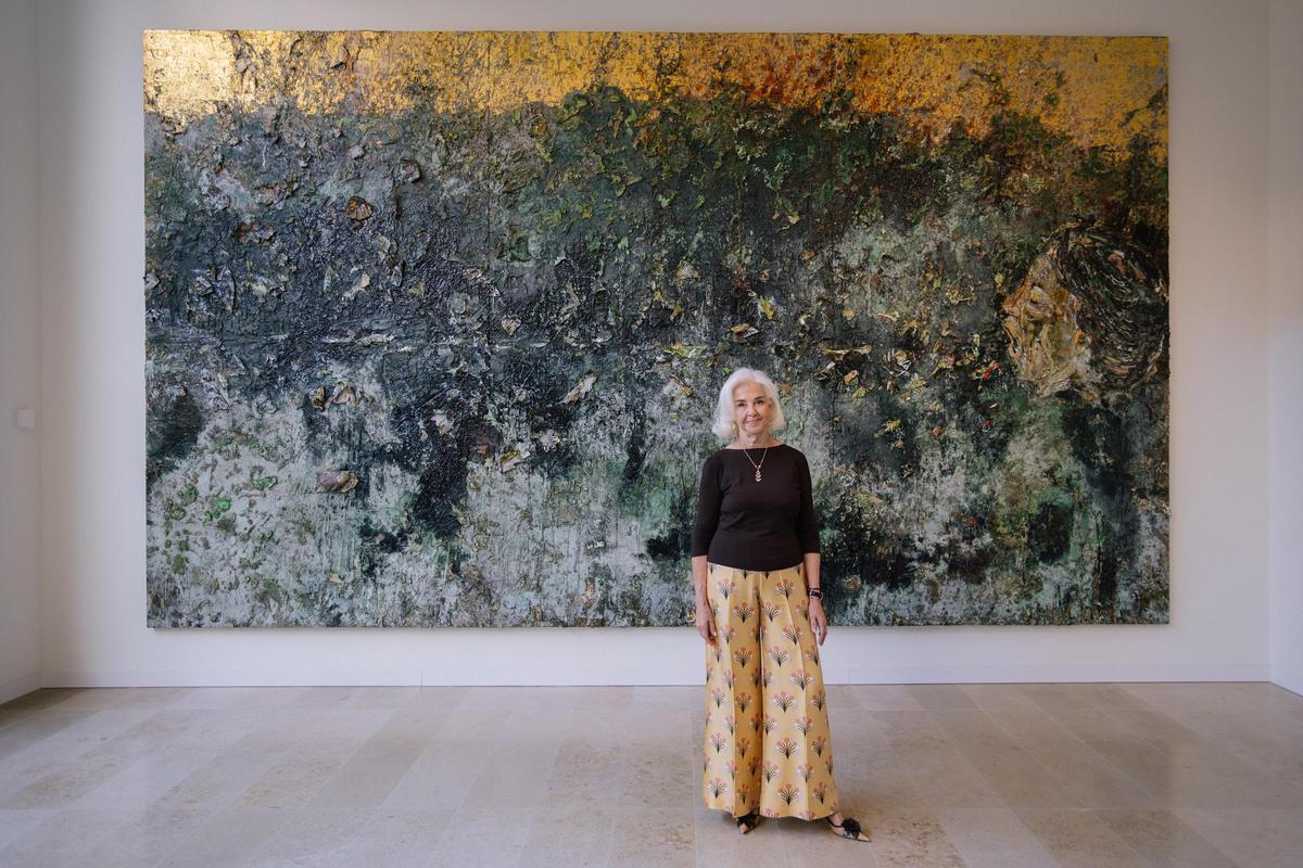 Hortensia Herrero posa junto a 'Elektra' de Anselm Kieffer en el Centro de Arte Hortensia Herrero.