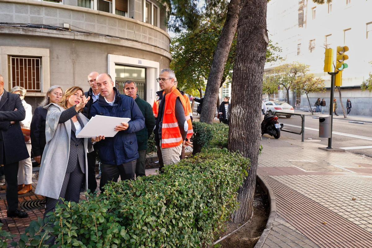 La alcaldesa de Zaragoza, Natalia Chueca, este miércoles en una visita a la avenida Valencia.