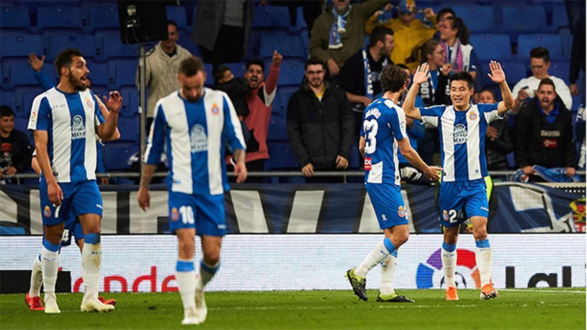 Wu Lei volvió al once titular con gol incluido