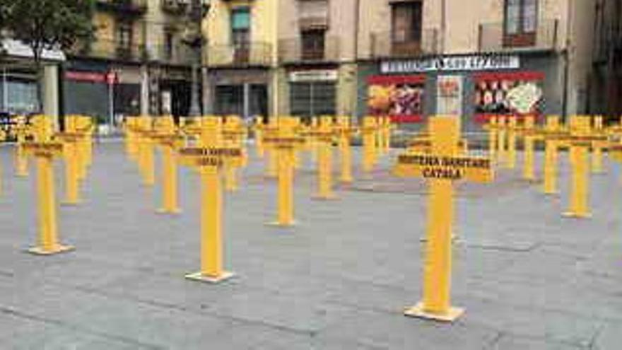 Les creus col·locades a la plaça Major d&#039;Olot, ahir al matí.