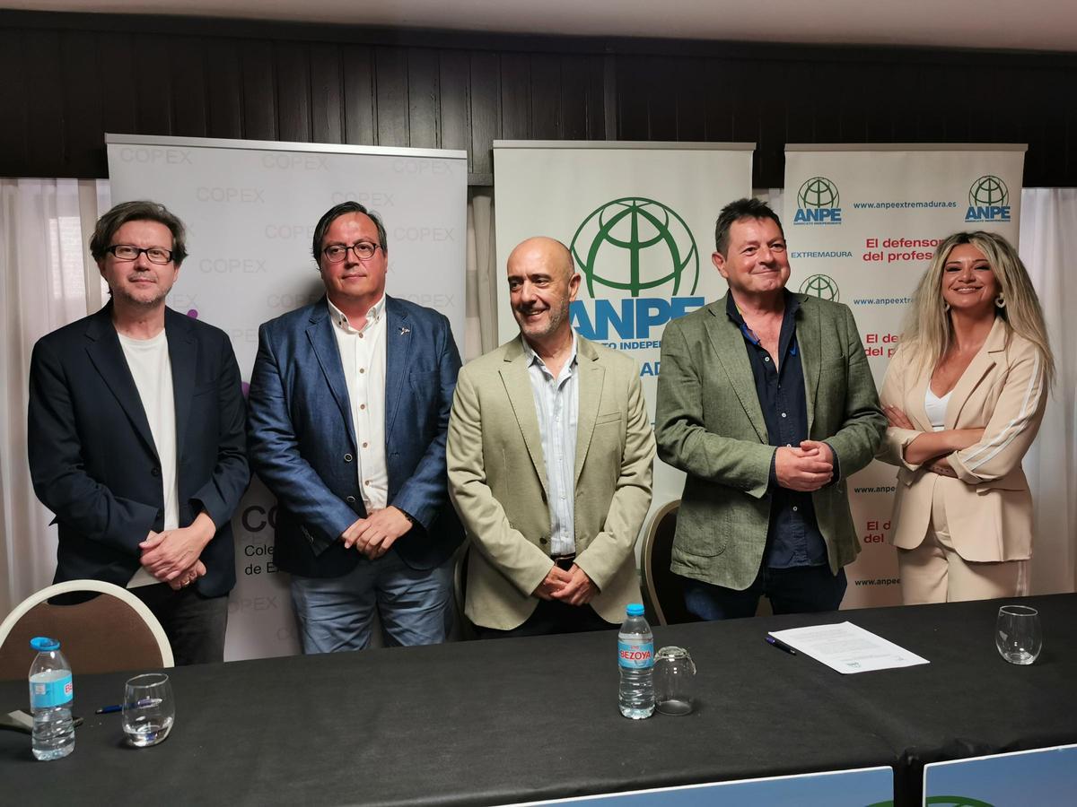 José Ramón Valdivia, Ángel Boceta, Antonio Vera, Saturnino Acosta y Ana Bravo tras firmar el convenio, ayer en Cáceres.