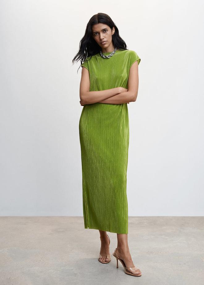 Vestido verde largo con efecto plisado de Mango