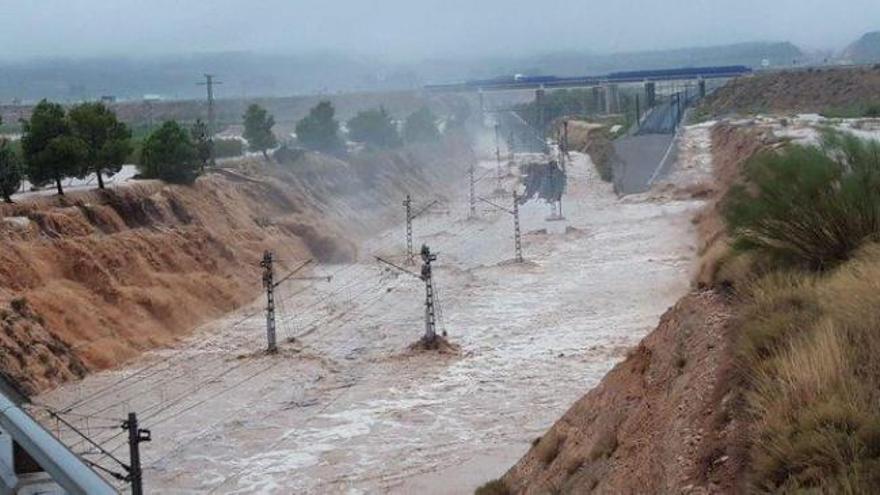 Las lluvias inundan las vías del tren Valencia - Alicante en la Font de la Figuera
