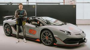 Jorge Lorenzo junto a su nuevo Lamborghini Aventador SVJ Roadster.