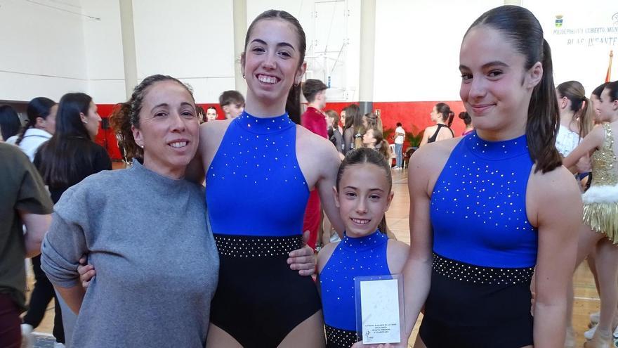 Las patinadoras y la entrenadora del CP Gandia