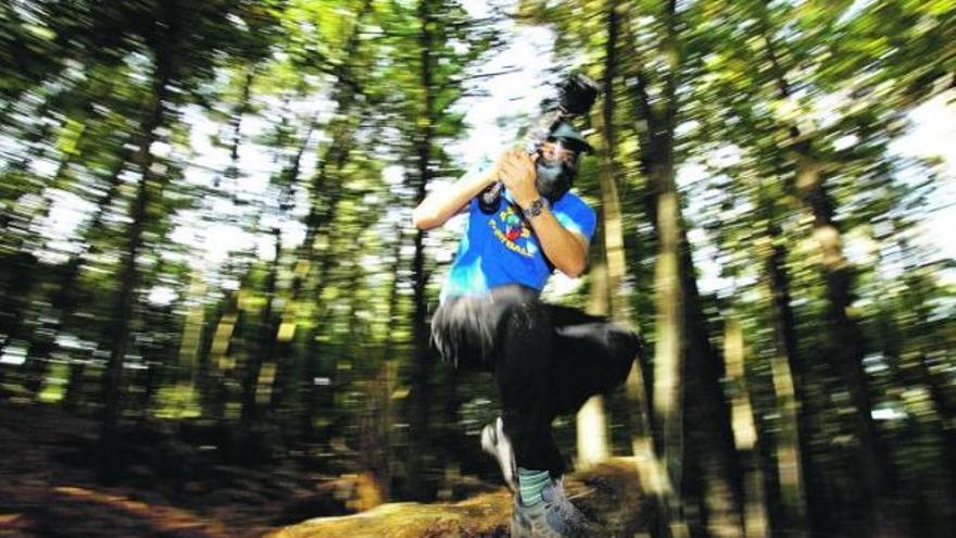 Un jugador de «paintball», en una partida en el concejo de Candamo.