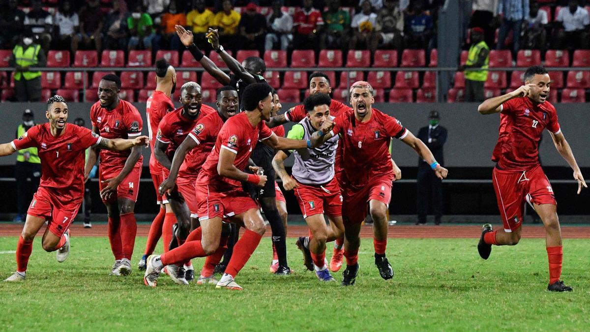 Los jugadores de Guinea Ecuatorial celebran después de ganar el partido de fútbol de octavos de final de la Copa Africana de Naciones (CAN) 2021 entre Malí y Guinea Ecuatorial en el Limbe Omnisport Stadium en Limbe