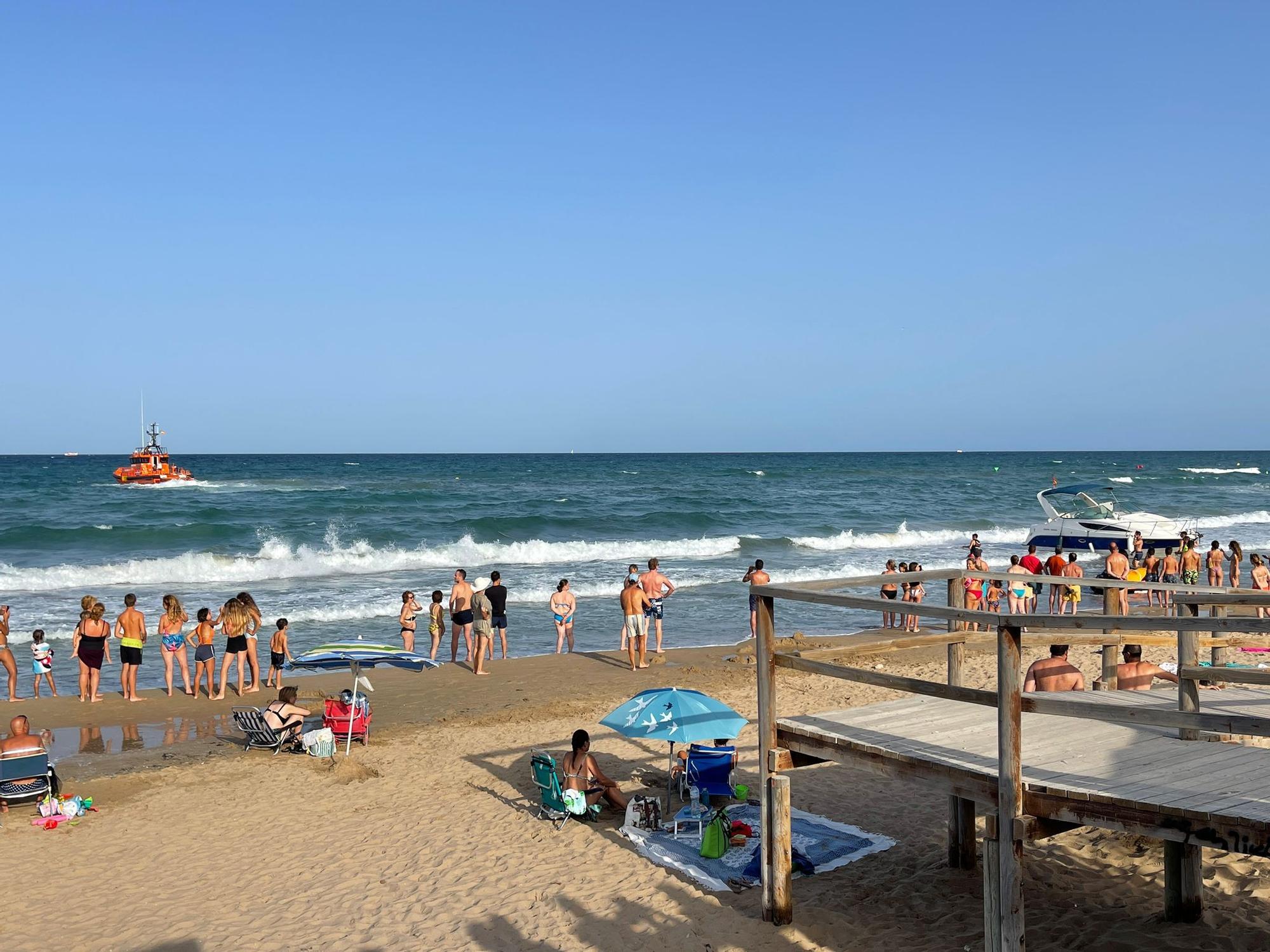 Una embarcación se queda encallada en una playa de Arenales del Sol