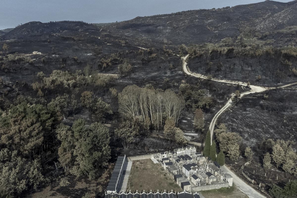 El cementerio de San Cibrao, Oímbra, estuvo cercado por las llamas.