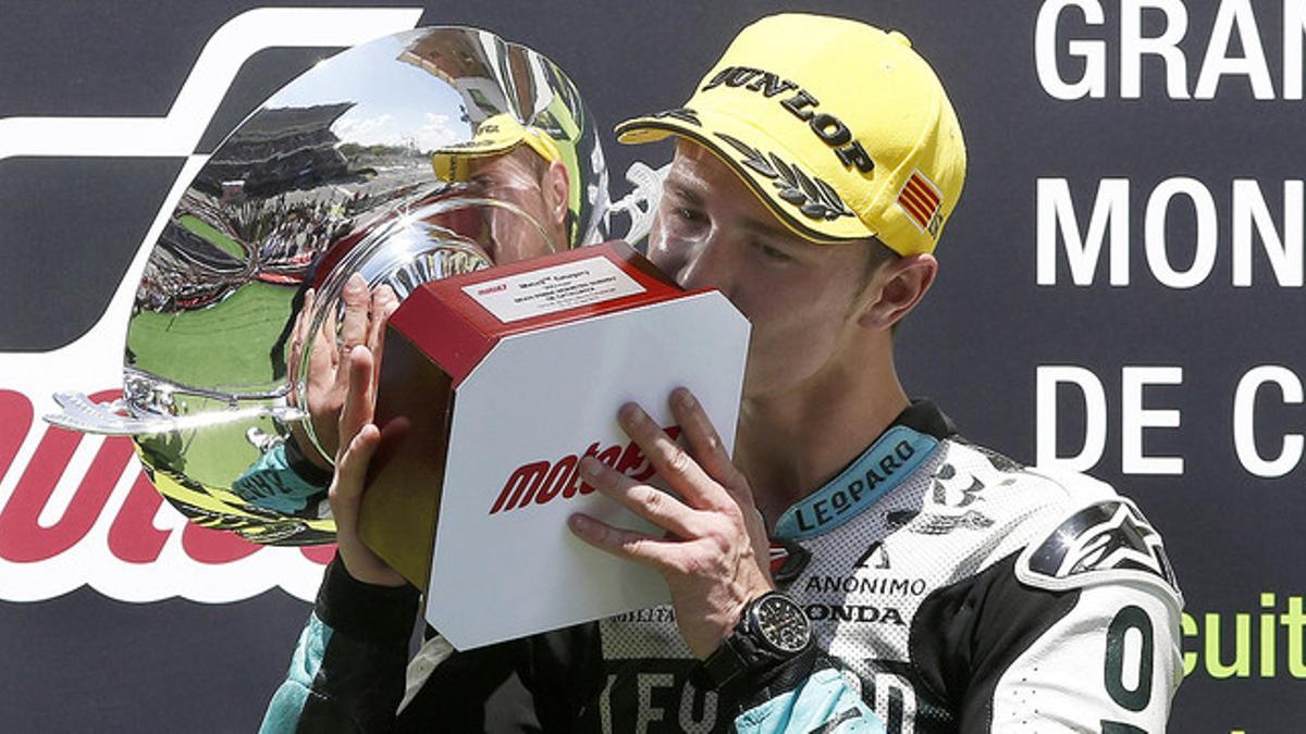 El piloto inglés de Honda Danny Kent besa el trofeo que lo acredita como vencedor del Gran Premio de Catalunya de Moto3