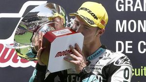 El pilot anglès d’Honda Danny Kent besa el trofeu que l’acredita com a vencedor del Gran Premi de Catalunya de Moto3.