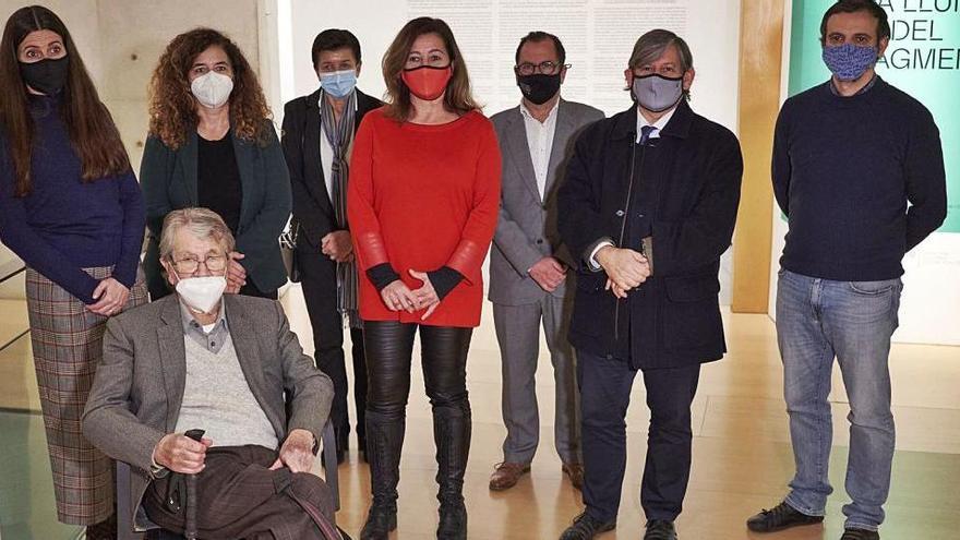 Rafel Tur Costa, sentado, junto a la presidenta del Govern y miembros de su familia, el pasado 11 de diciembre en Es Baluard.