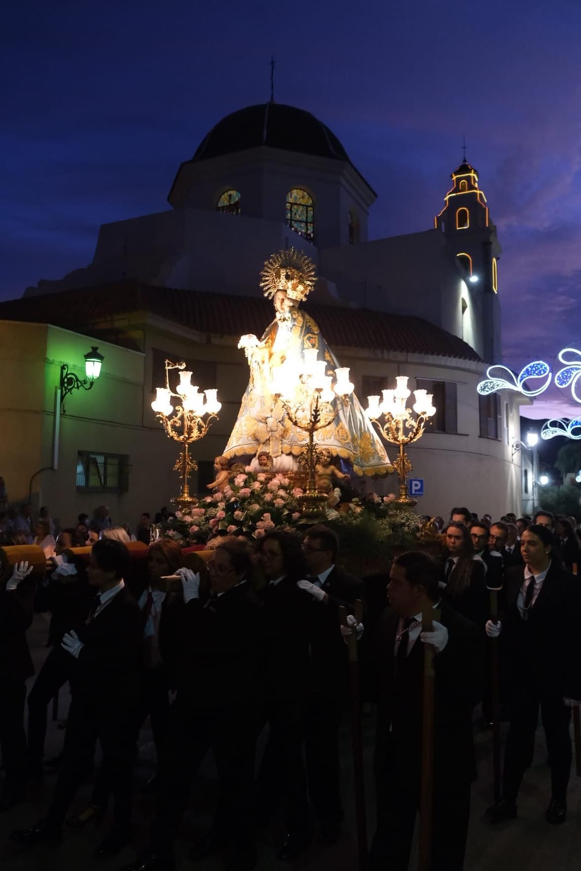 La Virgen de la Salud, con la iglesia de Santa Ana al fondo, al comienzo de la procesión de este jueves.