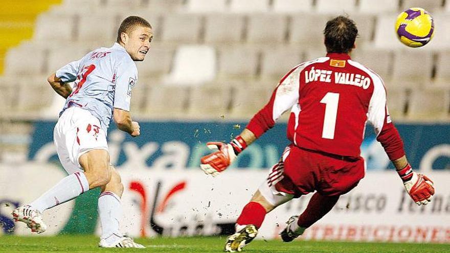 López Vallejo despeja un remate de Maris que Balaídos ya celebraba como el tercer gol de la noche.