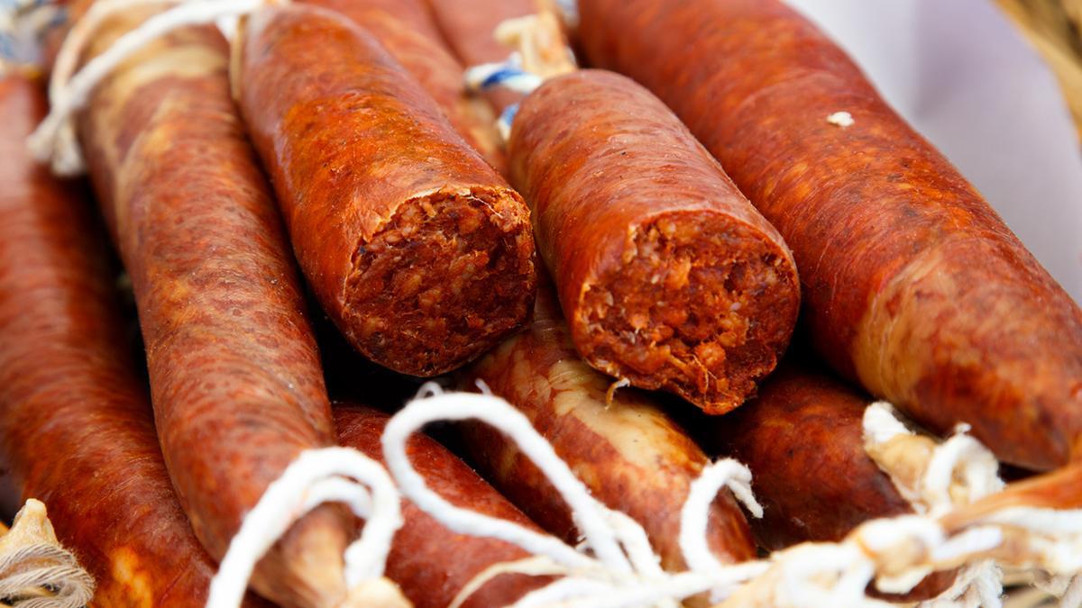 La sobrassada menorquina, más suave que la mallorquina, refleja la tradición charcutera de la isla.