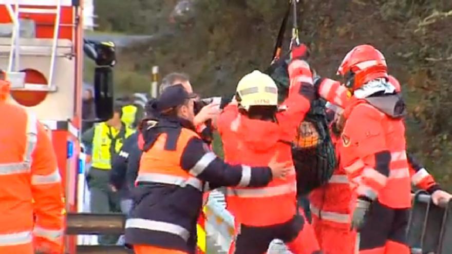 Nochebuena negra en Galicia: así fueron las labores de rescate de los fallecidos en el accidente de bus