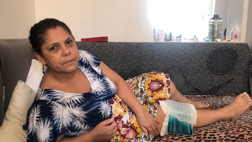 Margarita Romero, que está convaleciente de una operación de rodilla, sufrió un desmayo al recibir la notificación de manos de la policía.