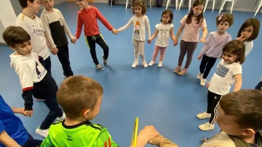 Los niños disfrutan de talleres y juegos