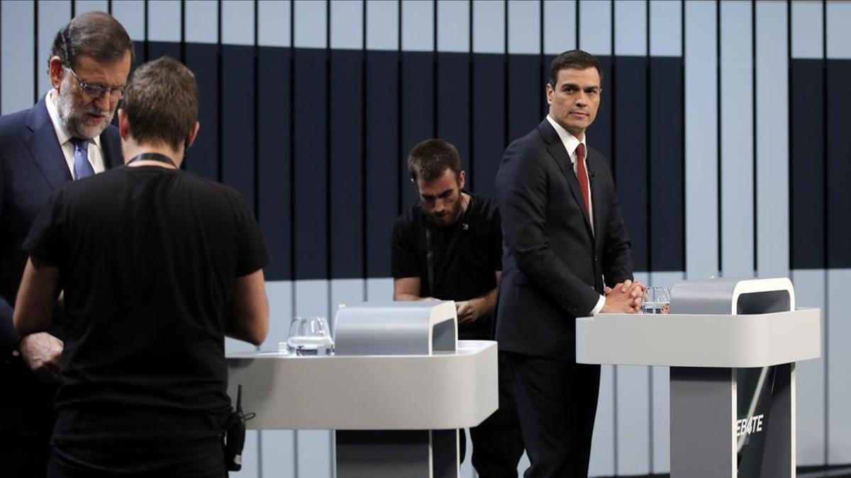 Sánchez y Rajoy se preparan para el debate a cuatro, el pasado lunes.