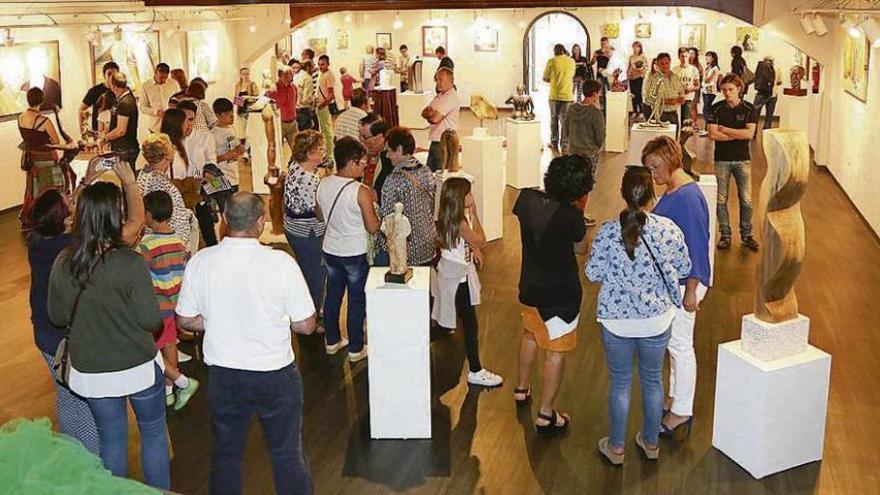 Público asistente al acto de inauguración en la Casa da Cultura de Tomiño. // C. T. / E. G.