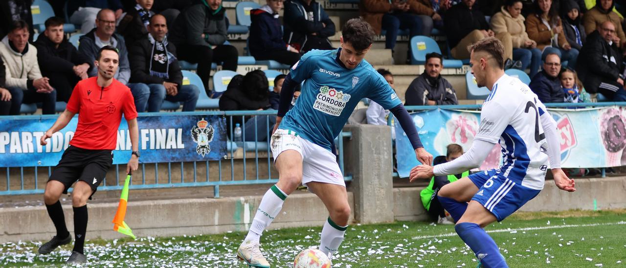 Marco Camus dribla a un rival durante el encuentro del Córdoba CF en Talavera.