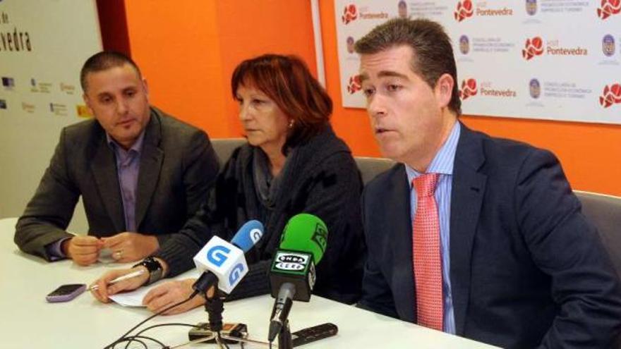 Juan José Romero, Carlota Román y Roberto Pérez, al presentar ayer el certamen.  // Rafa Vázquez