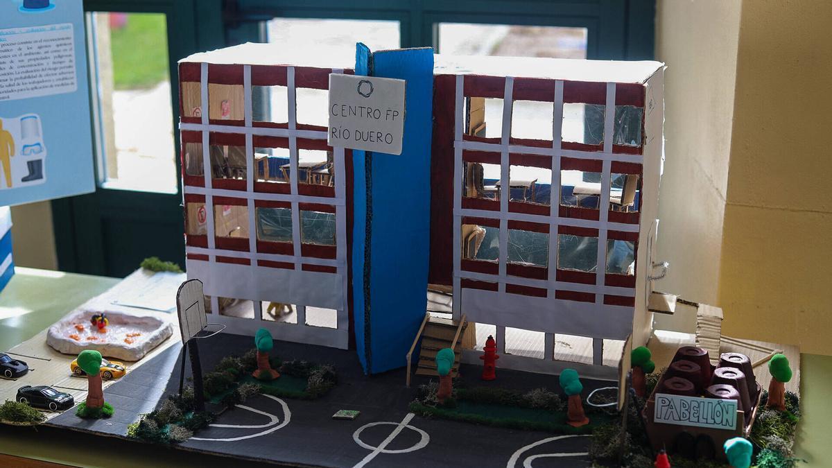 PREVENCIÓN RIESGOS | Dos monopolys, un árbol de Navidad químico o una palomitera preventiva: así se combaten los riesgos laborales desde las aulas de Zamora y Castilla y León