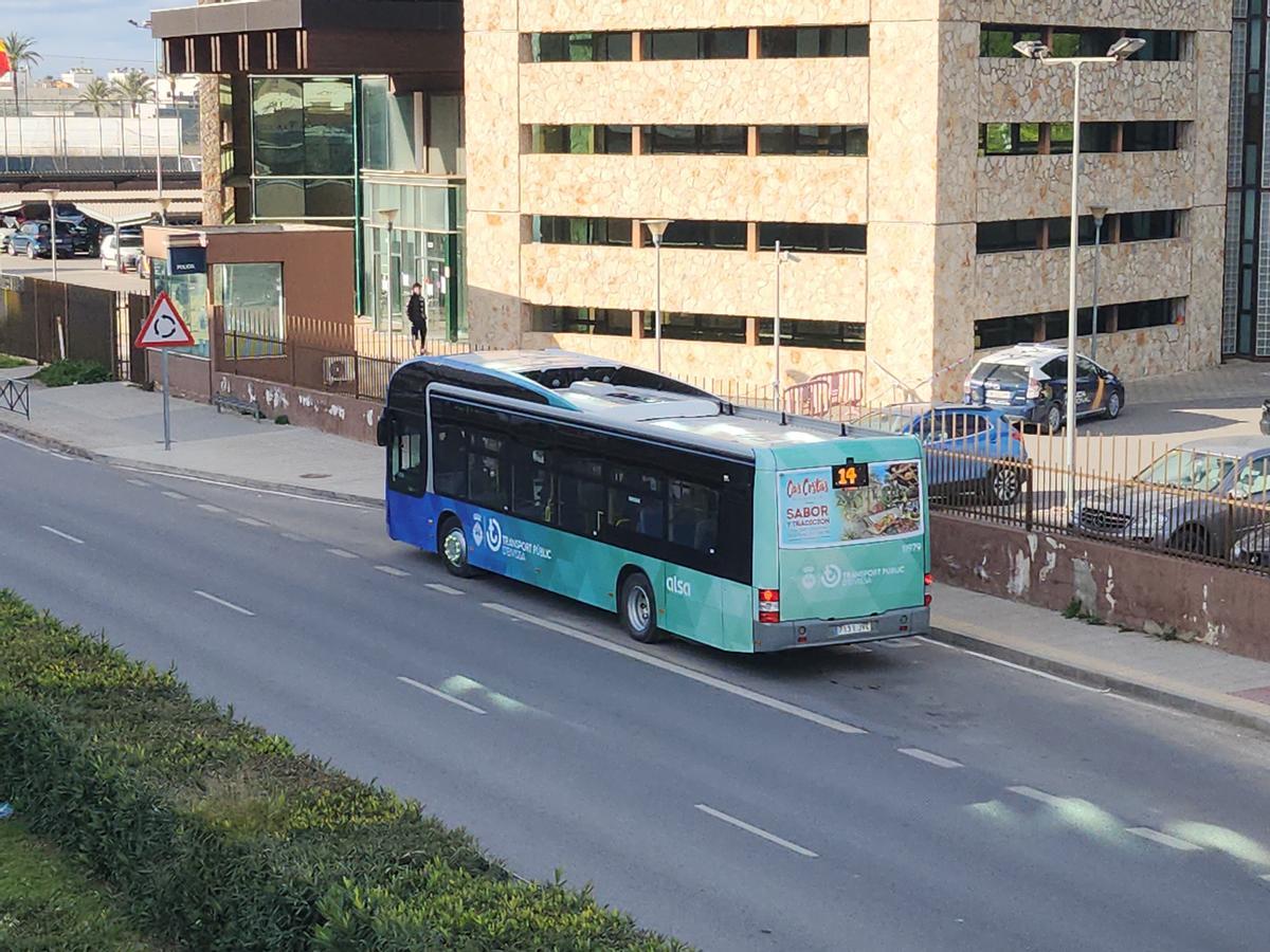 Uno de los 'nuevos' autobusesde Alsa, esta mañana en la parada situada frente al edificio de la Comisaría de Policía.