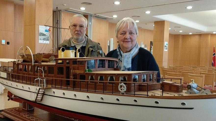 Arnhild Utheim, con el autor de la maqueta del Thalassa, que se expuso en el Talaso Atlántico de Oia en el 70 aniversario del naufragio.