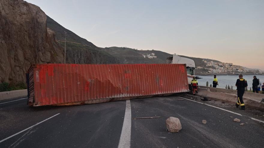 Un camión sufre un accidente y ocupa tres carriles de la Avenida Marítima