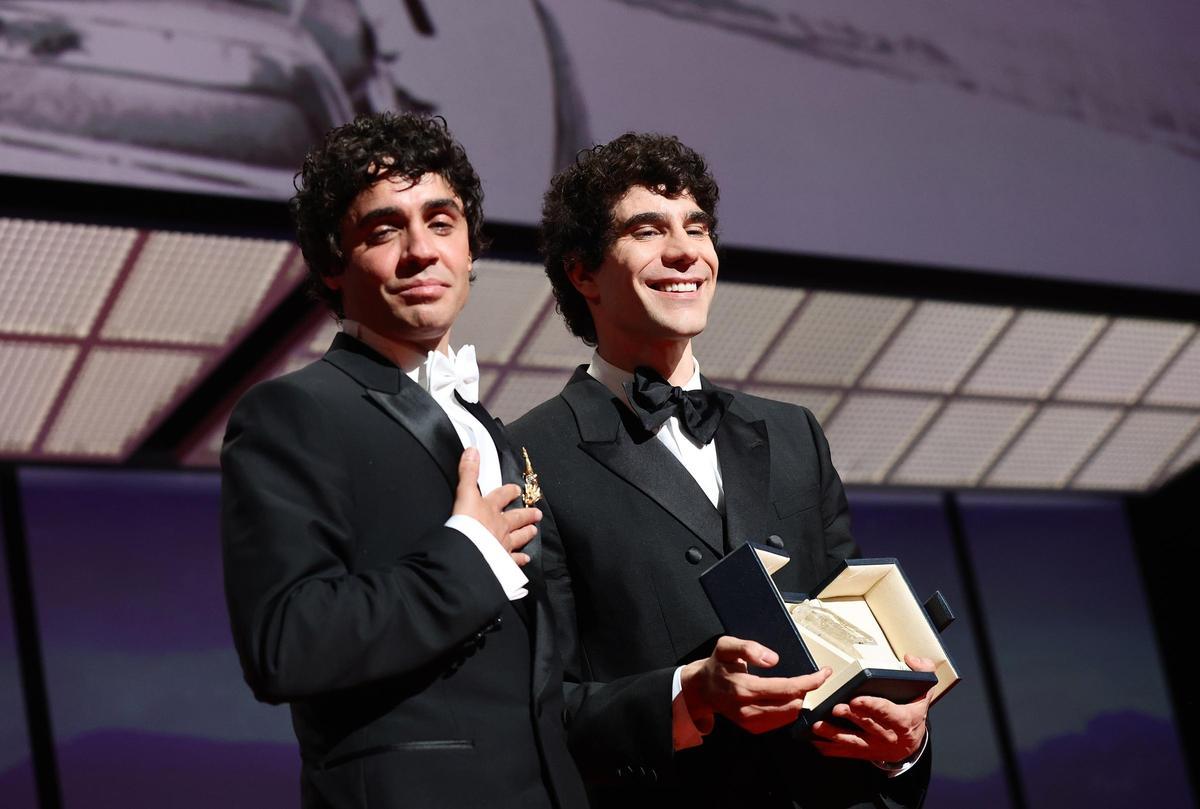 Javier Ambrossi y Javier Calvo reciben el premio al Mejor Director por La Bola Negra durante la ceremonia de clausura del 79º Festival de Cine de Cannes, en Cannes, Francia, el 23 de mayo de 2026.