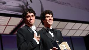 Javier Ambrossi y Javier Calvo reciben el premio al Mejor Director por La Bola Negra durante la ceremonia de clausura del 79º Festival de Cine de Cannes, en Cannes, Francia, el 23 de mayo de 2026.