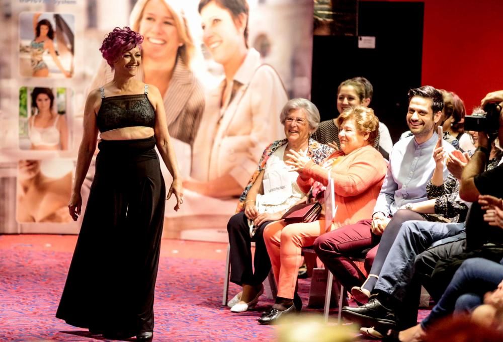 Lleno en el desfile benéfico en beneficio de las mujeres con cáncer de mama