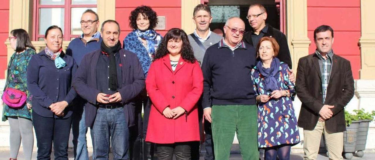 Por la izquierda, en la fila de atrás, Jesús Carlos Barrio, Nieves Fernández, José Luis de Castro y Antonio Javier Molina; delante, María Luisa Ubiaño, Miguel Ángel Rueda, Amelia Fernández, Manuel Alfonso García, Lumi Rodríguez y Gabriel Rodríguez, ayer, ante la Casa Consistorial.