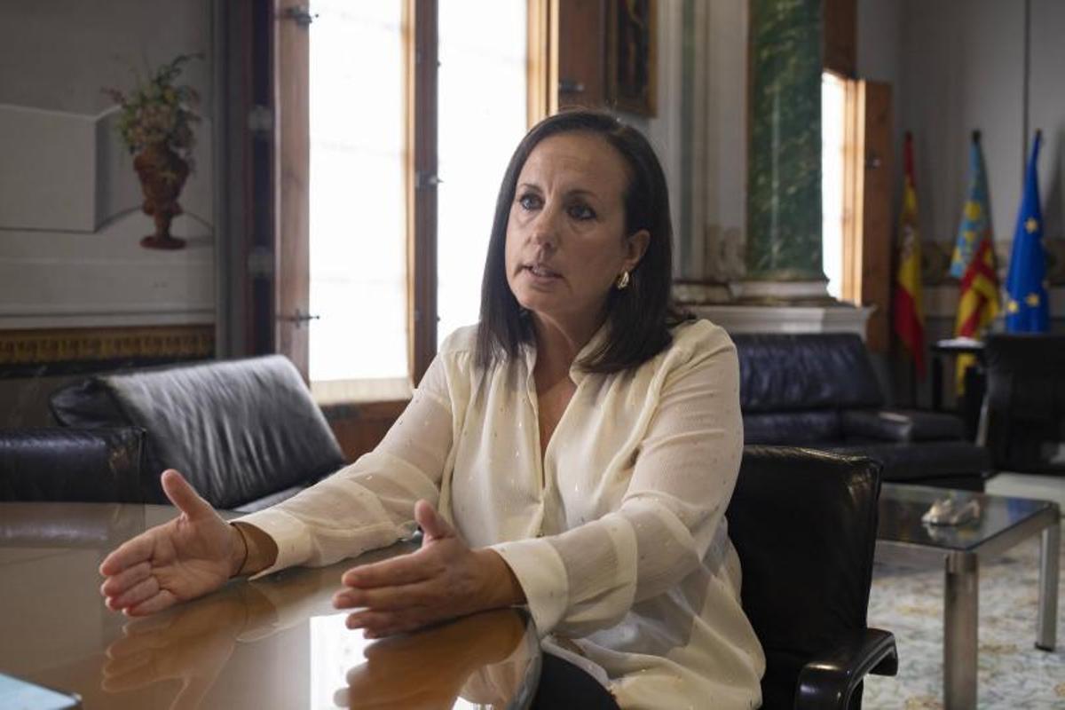 La alcaldesa de Carcaixent, Carolina Almiñana.