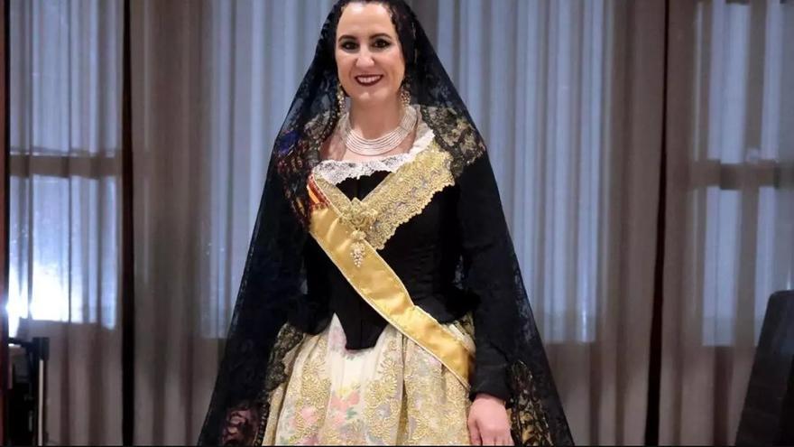 Maria José Catalá, primera alcaldesa que asiste a la Ofrenda vestida de valenciana