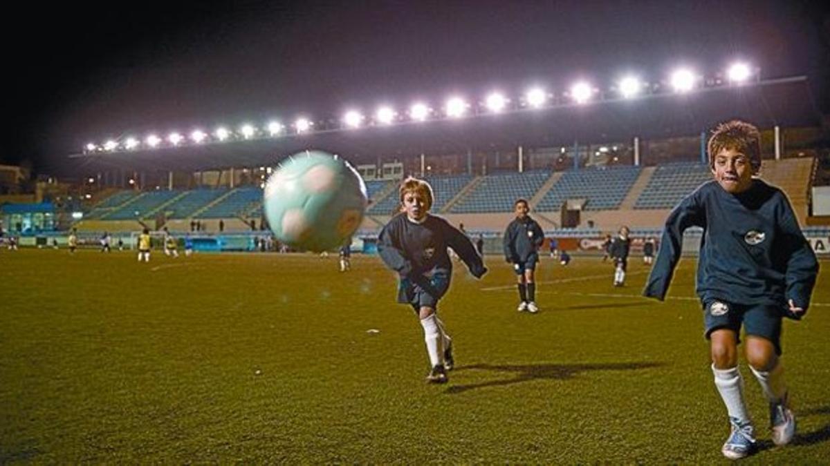 Los perjudicados 8 Unos niños de la Grama se entrenan en el Nou Municipal de Santa Coloma, ayer.