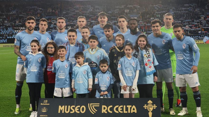 Foto de familia del once sin canteranos que ayer inició el partido contra el Almería.
