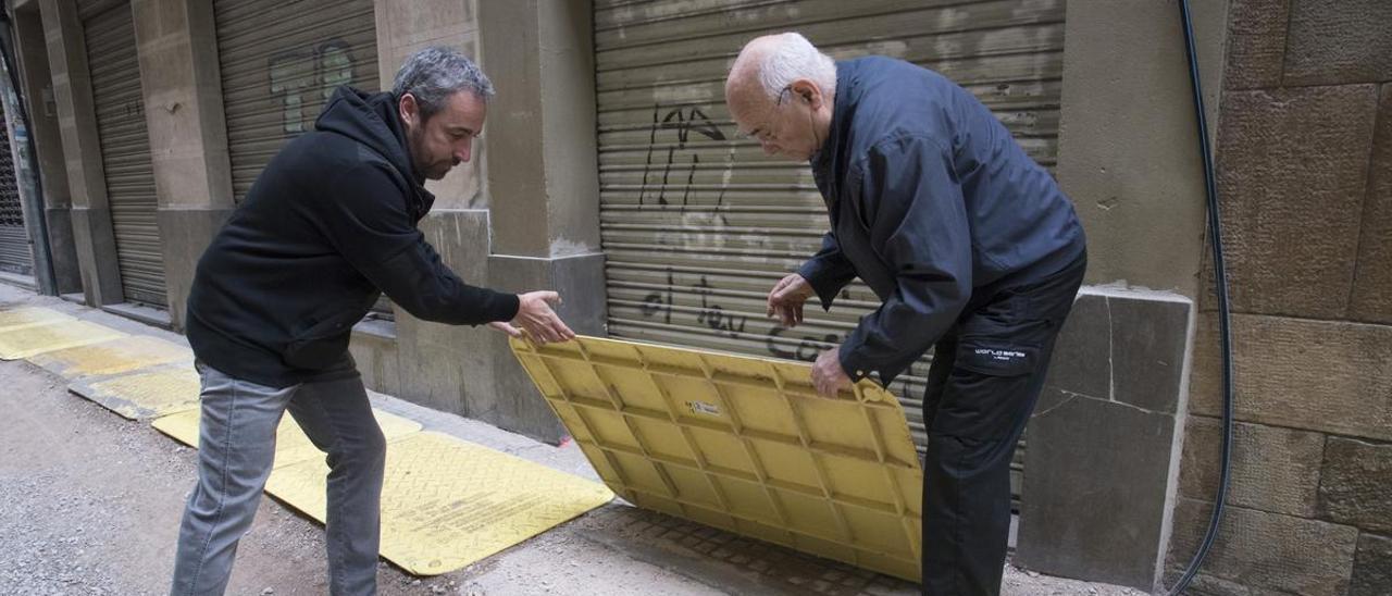 Ramon Bacardit i Xavier Ferrer mostren el lloc on hi ha una tina soterrada al carrer Sant Andreu