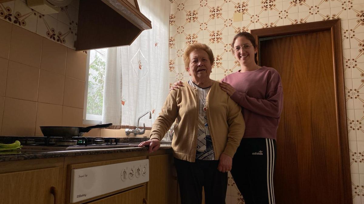 Mercedes 'la Masera' y su nieta Laia en la cocina donde graban los vídeos.