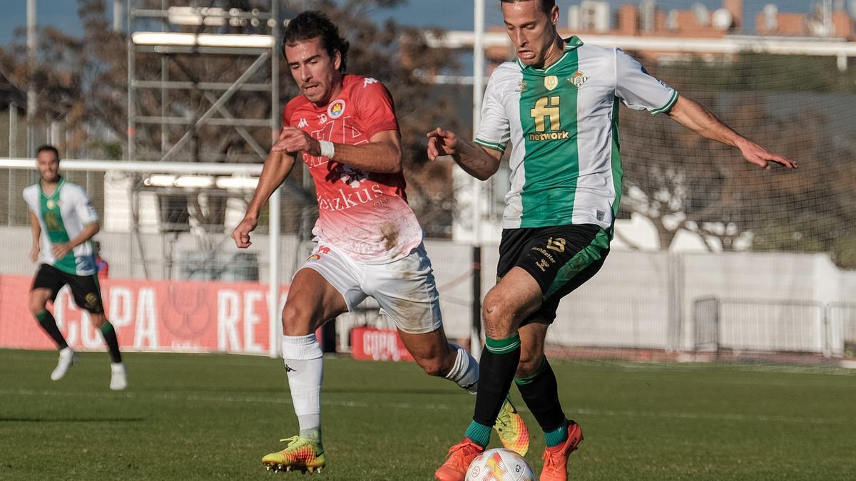 Canales con el balón en el partido entre el Ibiza Islas Pitiusas y el Real Betis