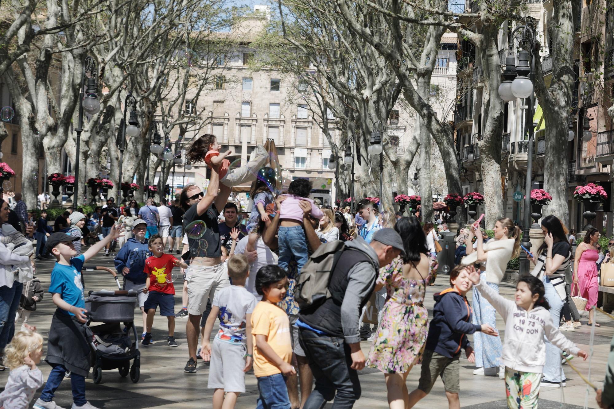 Mallorca empieza a rebosar: los turistas llenan las playas y también el centro de Palma