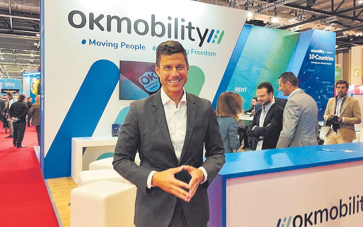 Othman Ktiri, CEO de OK Mobility en su estand en la WTM2022 en Londres.