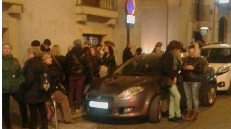 Vecinos frente a la puerta de Comisaría.