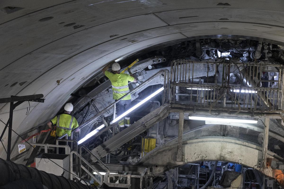 En el interior de la tuneladora de la L9 del metro